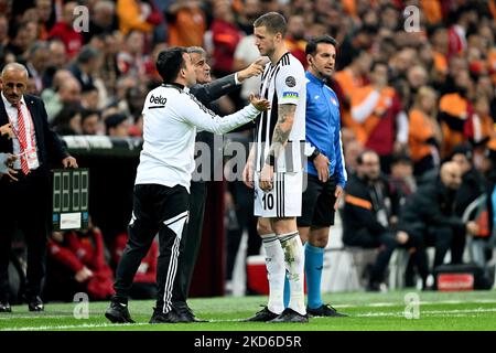 ISTANBUL - (lr) Besiktas JK allenatore allenatore Senol Gunes, Wout Weghorst o Besiktas JK durante la partita turca Super Lig tra Galatasaray AS e Besiktas AS allo stadio Ali Sami Yen Spor Kompleksi il 5 novembre 2022 a Istanbul, Turchia. ANP | altezza olandese | GERRIT DA COLONIA Foto Stock