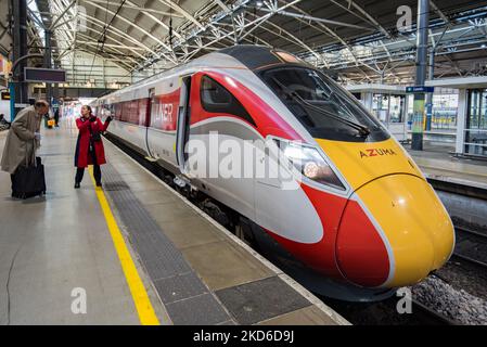 Il British Rail Class 800 Intercity Express Train o Azuma è un tipo di treno ibrido a unità multiple diesel-elettrico bimodale costruito da Hitachi per LNER Foto Stock