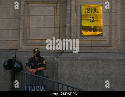 Un membro della polizia ha visto fuori l'ingresso alla Presidenza del Consiglio dei Ministri (Presidencia del Consejo de Ministros) nel centro di Lima. Mercoledì 30 marzo 2022 a Lima, Perù. (Foto di Artur Widak/NurPhoto) Foto Stock