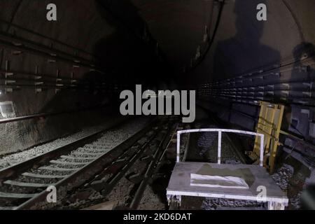 Vista all'interno della stazione Mexicaltzingo del sistema di trasporto collettivo della metropolitana di Città del Messico, durante la relazione sullo stato di avanzamento dei lavori per la completa riabilitazione del sistema di drenaggio, pompaggio e raccolta dell'acqua nel tunnel della stazione Mexicaltzingo, linea 12, che va da Atlalilco a Mixcoac, che ottimizzerà il servizio e ridurrà gli interventi e i costi di manutenzione. (Foto di Gerardo Vieyra/NurPhoto) Foto Stock