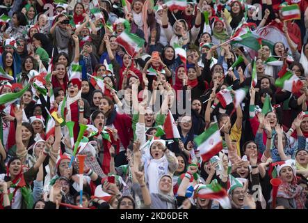 Le tifosi iraniane di calcio reagiscono mentre frequentano lo stadio Azadi (Freedom) nella parte occidentale di Teheran, il 10 ottobre 2019. Nonostante il ministero dello sport iraniano abbia fatto i biglietti per le tifosi di calcio iraniane per la partita del 29th marzo tra Iran e Libano, è stato loro negato l'ingresso, facendo temere alla federazione di calcio iraniana di essere banditi dalla Coppa del mondo 2022 in Qatar. (Foto di Morteza Nikoubazl/NurPhoto) Foto Stock