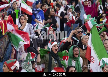 Le tifosi iraniane di calcio reagiscono mentre frequentano lo stadio Azadi (Freedom) nella parte occidentale di Teheran, il 10 ottobre 2019. Nonostante il ministero dello sport iraniano abbia fatto i biglietti per le tifosi di calcio iraniane per la partita del 29th marzo tra Iran e Libano, è stato loro negato l'ingresso, facendo temere alla federazione di calcio iraniana di essere banditi dalla Coppa del mondo 2022 in Qatar. (Foto di Morteza Nikoubazl/NurPhoto) Foto Stock