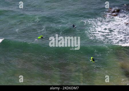 Surfers in Plaia do Magoito, Portogallo, il 30 marzo 2022. Praia do Magoito è uno dei luoghi più preferiti per il surfista grazie alle sue onde forti e alle infrastrutture che garantiscono il comfort dei vacanzieri. (Foto di Manuel Romano/NurPhoto) Foto Stock