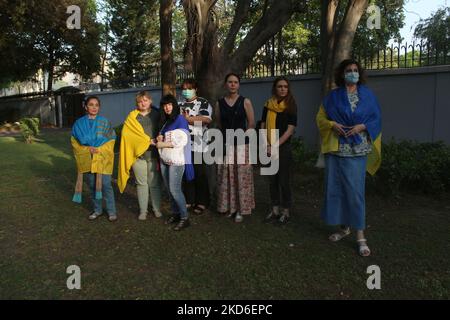 I cittadini ucraini con la loro bandiera nazionale posano per una fotografia durante una manifestazione per protestare contro la visita del ministro degli Esteri russo Sergei Lavrov, a Nuova Delhi, India il 1 aprile 2022. (Foto di Mayank Makhija/NurPhoto) Foto Stock