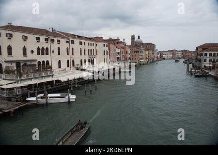 Il Canal Grande di Venezia visto dal Ponte degli Scalzi, a Venezia, Italia, il 1 aprile 2022. (Foto di Andrea Savorani Neri/NurPhoto) Foto Stock