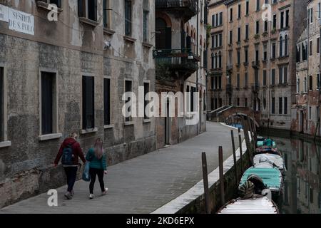 Passerelle nel Sestriere di San Polo, lungo il canale, nel centro storico di Venezia, Italia, il 1 aprile 2022. (Foto di Andrea Savorani Neri/NurPhoto) Foto Stock