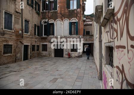 I vicoli di Venezia nella zona di Calle larga, vicino alla Basilica di Santa Maria gloriosa dei Frari, nel centro storico di Venezia, il 1 aprile 2022. (Foto di Andrea Savorani Neri/NurPhoto) Foto Stock