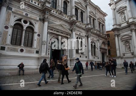 Pass-by di fronte alla Scuola Grande di San Rocco, Museo d'Arte dedicato al Tintoretto, nel centro storico di Venezia, il 1 aprile 2022. (Foto di Andrea Savorani Neri/NurPhoto) Foto Stock