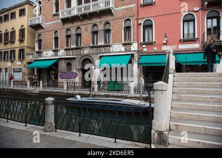 Vista sul Rio di San Polo, quartiere di San Polo, nel centro storico di Venezia, il 1 aprile 2022. (Foto di Andrea Savorani Neri/NurPhoto) Foto Stock