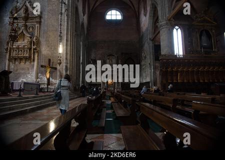 All'interno della Chiesa di Santa Maria gloriosa dei Frari, nel centro storico di Venezia, Italia, il 1 aprile 2022. (Foto di Andrea Savorani Neri/NurPhoto) Foto Stock