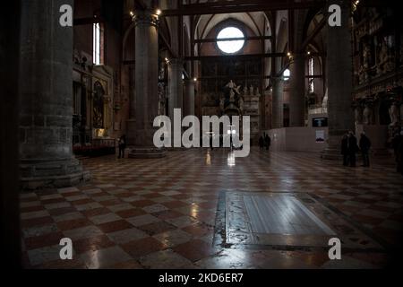 All'interno della Chiesa di Santa Maria gloriosa dei Frari, nel centro storico di Venezia, Italia, il 1 aprile 2022. (Foto di Andrea Savorani Neri/NurPhoto) Foto Stock