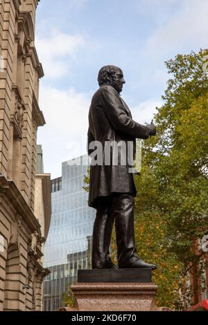 La statua di Sir Rowland Hill su un piedistallo all'esterno dell'ex edificio del Re Edoardo a Londra Foto Stock