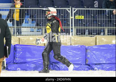 . Annica Karlsson torna ai box dopo la sua caduta nel suo ultimo calore durante il ROLOEF THIJS BOKAAL a Ice Rink Thialf, Heerenveen Venerdì 1st aprile 2022. (Foto di Ian Charles/MI news/NurPhoto) Foto Stock