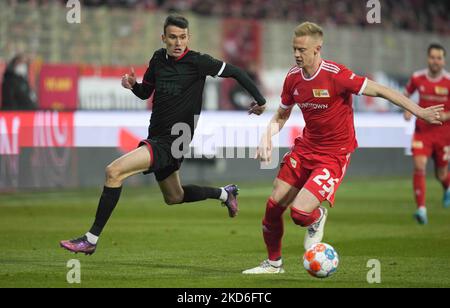 Timo Baumgartl di Union Berlin battaglia per la palla con Dejan Ljubicic del FC Colonia durante il FC Union Berlin contro il FC Colonia, ad un der Alten Forsterei, Berlino, Germania il 1 aprile 2022. (Foto di Ulrik Pedersen/NurPhoto) Foto Stock