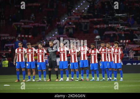 Giocatori atletico (L-R) Stefan Savic, Marcos Llorente, Sime Vrsaljko, Jan Oblak, Jose Maria Gimenez, Antoine Griezmann, Geoffrey Kondogbia, Thomas Lemar, Reinildo Mandava, Renan Lodi, Joao Felix durante il momento di silenzio prima della partita la Liga Santander tra il Club Atletico de Madrid e il Deportivo Alaves a Estadio Wanda Metropolitano il 2 aprile 2022 a Madrid, Spagna. (Foto di Jose Breton/Pics Action/NurPhoto) Foto Stock