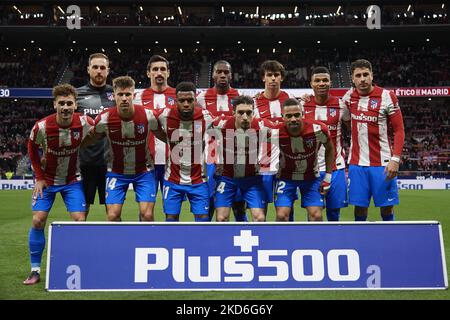 Linea atletica (L-R) Jan Oblak, Stefan Savic, Geoffrey Kondogbia, Joao Felix, Reinildo Manlava, Jose Maria Gimenez, Antoine Griezmann, Marcos Llorente, Thomas Lemar, Sime Vrsaljko, Renan Lodi durante la partita la Liga Santander tra il Club Atletico de Madrid e il Deportivo Alaves all'Estadio Wanda Metropolitano il 2 aprile 2022 a Madrid, Spagna. (Foto di Jose Breton/Pics Action/NurPhoto) Foto Stock