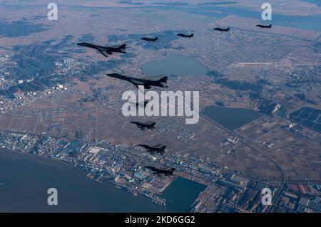Osan Air Force base, Corea del Sud. 05th Nov 2022. US Air Force F-16 Fighting Falcon Fighter Jets, assegnato al 51st Fighter Wing e a Republic of Korea Air Force F-35A velivolo furtivo, volare una scorta pattuglia con due USAF B-1B strategic stealth bombardieri durante l'esercitazione Vigilant Storm, 5 novembre 2022 sulla penisola coreana. Credito: SSgt. Dwane Young/US Air Force/Alamy Live News Foto Stock