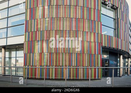 Edificio colorato, con strisce di legno dai colori multipli, blocco F Leeds Dock The Boulevard, vicino alle Armourie reali di Leeds. Foto Stock