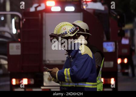 I vigili del fuoco assistono ad un incendio in una fabbrica di solventi nel quartiere di Granjas Estrella, nel quartiere di Iztapalapa di Città del Messico. (Foto di Gerardo Vieyra/NurPhoto) Foto Stock