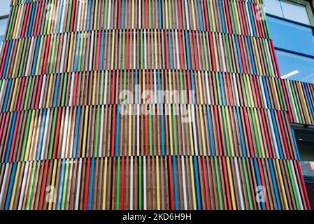 Edificio colorato, con strisce di legno dai colori multipli, blocco F Leeds Dock The Boulevard, vicino alle Armourie reali di Leeds. Foto Stock