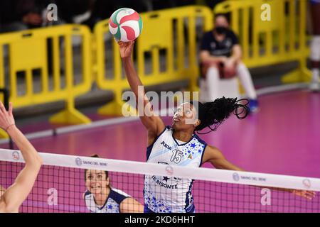 Sylvia Nwakalor (il Bisonte Firenze) durante il Volley Serie Italiana A1 incontro femminile Savino del bene Scandicci vs il Bisonte Firenze il 02 aprile 2022 al PalaRialdoli di Scandicci (Fi) (Foto di Lisa Guglielmi/LiveMedia/NurPhoto) Foto Stock