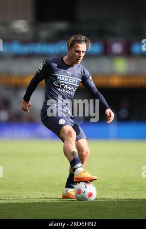 Jack Grealish di Manchester City sul pallone durante la partita della Premier League tra Burnley e Manchester City a Turf Moor, Burnley sabato 2nd aprile 2022. (Foto di Pat Scaasi/MI News/NurPhoto) Foto Stock