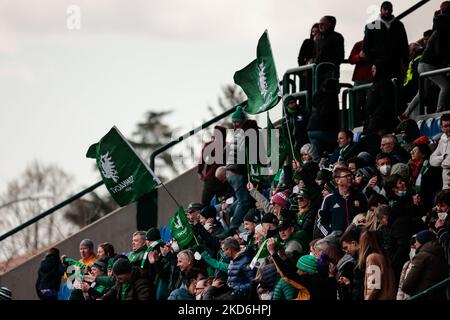 I sostenitori di Connacht durante la partita del Campionato Unito di Rugby Benetton Rugby vs Connacht Rugby il 02 aprile 2022 allo stadio Monigo di Treviso (Foto di Mattia Radoni/LiveMedia/NurPhoto) Foto Stock
