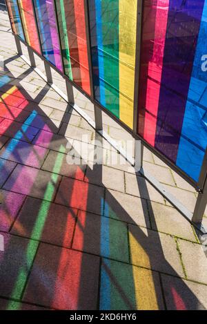 Vetro colorato che trasmette motivi su una scultura in stile tendato vicino al Clarence Dock nell'area del Leeds Dock Foto Stock