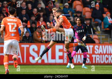 Joe Worrall di Nottingham Forest combatte con CJ Hamilton di Blackpool durante la partita Sky Bet Championship tra Blackpool e Nottingham Forest a Bloomfield Road, Blackpool sabato 2nd aprile 2022. (Foto di Jon Hobley/MI News/NurPhoto) Foto Stock