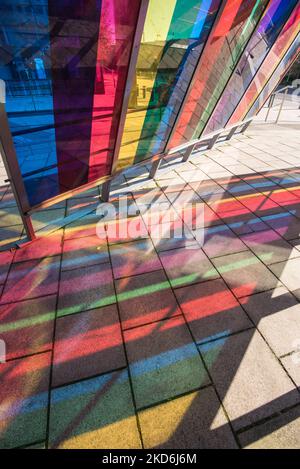 Vetro colorato che trasmette motivi su una scultura in stile tendato vicino al Clarence Dock nell'area del Leeds Dock Foto Stock