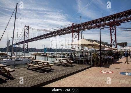 Una vista del ponte 25 de Abril, a Lisbona, Portogallo, il 2 aprile 2022 in mezzo alla pandemia COVID-19. (Foto di Manuel Romano/NurPhoto) Foto Stock