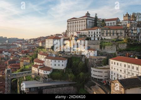 Palazzo Vescovile e vista sulla cattedrale di se do Porto - Porto, Portogallo Foto Stock