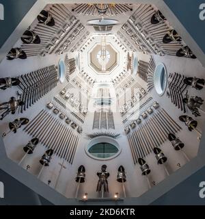 Guardando verso la scala principale nella Hall of Steel. Il Royal Armouries Museum di Leeds Yorkshire, sede della collezione nazionale di armi e armature del Regno Unito Foto Stock