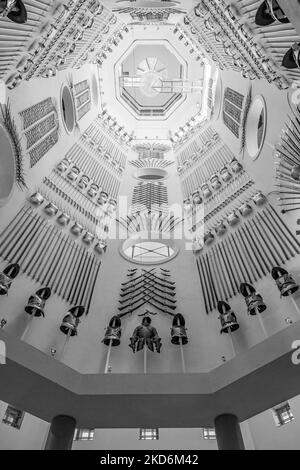 Guardando verso la scala principale nella Hall of Steel. Il Royal Armouries Museum di Leeds Yorkshire, sede della collezione nazionale di armi e armature del Regno Unito Foto Stock