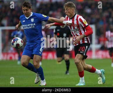 Ryan Wintle della città di Cardiff ha disputato Sunderland's Jack Clarke durante la partita del campionato Sky Bet tra Sunderland e Cardiff City allo Stadio di luci di Sunderland sabato 5th novembre 2022. (Credit: Michael driver | MI News) Credit: MI News & Sport /Alamy Live News Foto Stock