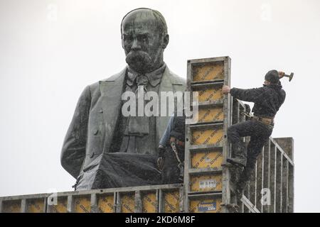 Lavoratori comunali e volontari proteggono il monumento di Taras Shevchenko da possibili distruzioni mentre continua l'invasione russa dell'Ucraina, nel centro storico di Kyiv, Ucraina 03 aprile 2022 (Foto di Maxym Marusenko/NurPhoto) Foto Stock