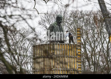 Lavoratori comunali e volontari proteggono il monumento di Taras Shevchenko da possibili distruzioni mentre continua l'invasione russa dell'Ucraina, nel centro storico di Kyiv, Ucraina 03 aprile 2022 (Foto di Maxym Marusenko/NurPhoto) Foto Stock