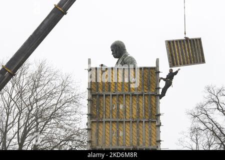 Lavoratori comunali e volontari proteggono il monumento di Taras Shevchenko da possibili distruzioni mentre continua l'invasione russa dell'Ucraina, nel centro storico di Kyiv, Ucraina 03 aprile 2022 (Foto di Maxym Marusenko/NurPhoto) Foto Stock