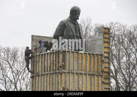 Lavoratori comunali e volontari proteggono il monumento di Taras Shevchenko da possibili distruzioni mentre continua l'invasione russa dell'Ucraina, nel centro storico di Kyiv, Ucraina 03 aprile 2022 (Foto di Maxym Marusenko/NurPhoto) Foto Stock