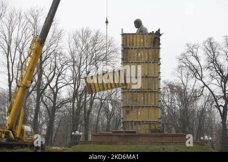 Lavoratori comunali e volontari proteggono il monumento di Taras Shevchenko da possibili distruzioni mentre continua l'invasione russa dell'Ucraina, nel centro storico di Kyiv, Ucraina 03 aprile 2022 (Foto di Maxym Marusenko/NurPhoto) Foto Stock