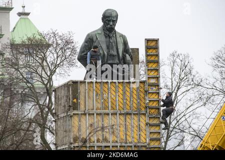 Lavoratori comunali e volontari proteggono il monumento di Taras Shevchenko da possibili distruzioni mentre continua l'invasione russa dell'Ucraina, nel centro storico di Kyiv, Ucraina 03 aprile 2022 (Foto di Maxym Marusenko/NurPhoto) Foto Stock