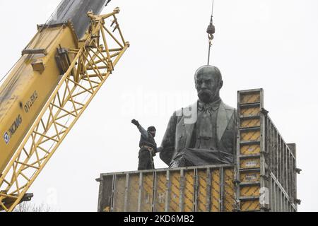 Lavoratori comunali e volontari proteggono il monumento di Taras Shevchenko da possibili distruzioni mentre continua l'invasione russa dell'Ucraina, nel centro storico di Kyiv, Ucraina 03 aprile 2022 (Foto di Maxym Marusenko/NurPhoto) Foto Stock