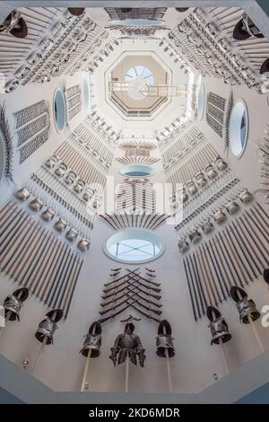 Guardando verso la scala principale nella Hall of Steel. Il Royal Armouries Museum di Leeds Yorkshire, sede della collezione nazionale di armi e armature del Regno Unito Foto Stock