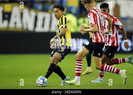 ARNHEM - (lr) Million Manhoef di Vitesse, Sven Mijnans di Sparta Rotterdam durante la partita olandese di Eredivie tra Vitesse e Sparta Rotterdam al Gelredome il 5 novembre 2022 ad Arnhem, Paesi Bassi. ANP BART STOUTJEDIJK Foto Stock