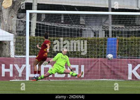 Durante il 19th° giorno del Campionato di Serie A tra A.S. Roma Women e Hellas Verona Women allo stadio tre Fontane il 2th aprile 2022 a Roma. (Foto di Domenico Cippitelli/LiveMedia/NurPhoto) Foto Stock