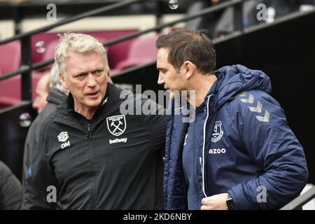 David Moyes, manager del West Ham United, ha parlato con Frank Lampard, manager di Everton, prima della partita della Premier League tra West Ham United ed Everton al London Stadium di Stratford, domenica 3rd aprile 2022. (Foto di Ivan Yordanov/MI News/NurPhoto) Foto Stock