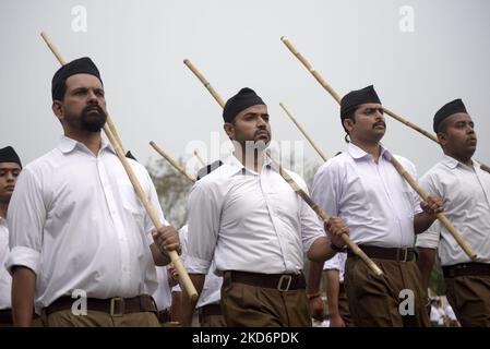 I volontari di Rashtriya Swayamsevak Sangh (RSS) partecipano ad un evento annuale, a Guwahati, Assam, India, domenica 3 aprile, 2022. Il Rashtriya Swayamsevak Sangh è un'organizzazione di volontariato nazionalista e paramilitare indù. (Foto di David Talukdar/NurPhoto) Foto Stock