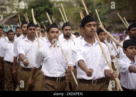 I volontari di Rashtriya Swayamsevak Sangh (RSS) partecipano ad un evento annuale, a Guwahati, Assam, India, domenica 3 aprile, 2022. Il Rashtriya Swayamsevak Sangh è un'organizzazione di volontariato nazionalista e paramilitare indù. (Foto di David Talukdar/NurPhoto) Foto Stock