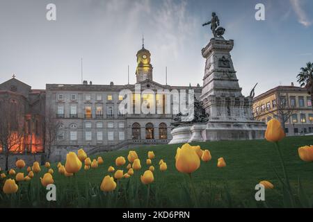 Piazza dell'Infante D. Henrique con Palazzo della Borsa (Palacio da Bolsa) e Monumento al Principe Enrico il Navigatore - Porto, Portogallo Foto Stock