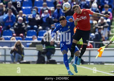 Mathias Olivera di Getafe e Giovanni Gonzalez di Maiorca si sono sfidati durante la partita la Liga Santander tra Getafe CF e RCD Mallorca al Coliseum Alfonso Perez il 2 aprile 2022 a Getafe, Spagna. (Foto di Jose Breton/Pics Action/NurPhoto) Foto Stock